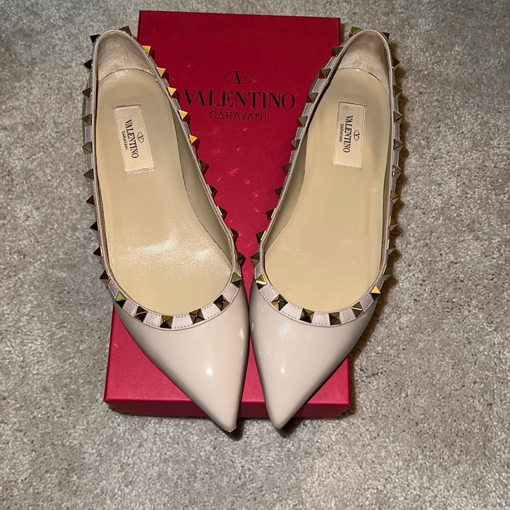 Valentino Garavani Rockstud NUDE Patent Leather Ballet Flats size 37 1/2 .